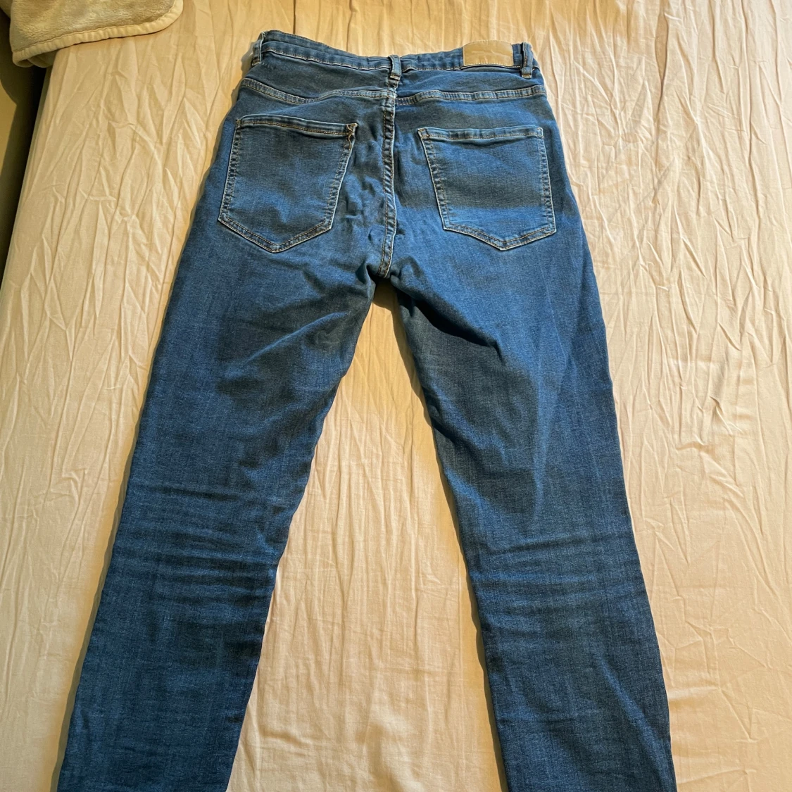 Blå jeansbyxor Molly från Gina Tricot - 1