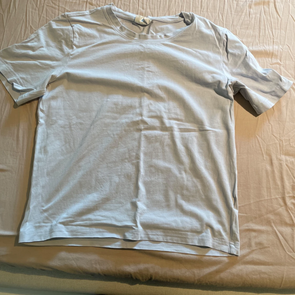 Ljusgrå basic t-shirt från Gina Tricot