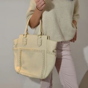 Mjölkvit Väska - Super gullig väska i perfekt storlek, som har en liten vag rosa fläck på baksidan.