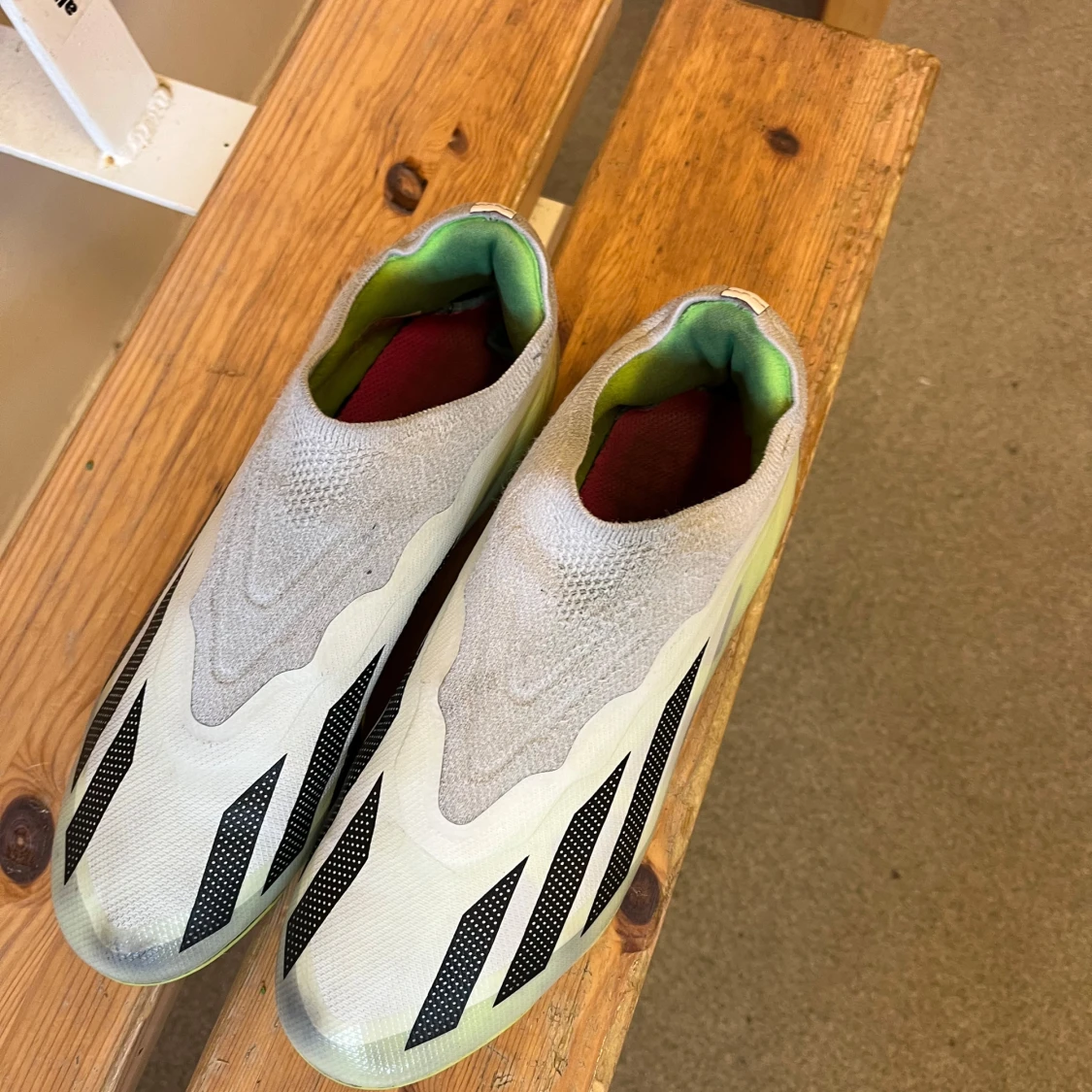 Adidas fotbollsskor med svart och grå design - 4