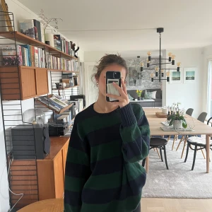 Randig stickad tröja från Brandy Melville - Säljer en jättemysig stickad tröja från brandy melville. Knappt använd pris går att diskutera🎀❤️det står one size men skulle säga den är M i storlek, jag är xs/s o ni ser på bilderna hur den sitter på mig