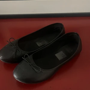 Svarta ballerina  - Superfina svarta ballerina skor i ett bra skick! 💕