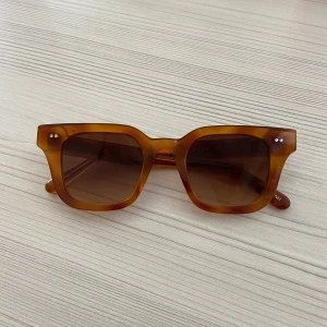 CHIMI solglasögon 04 - CHIMI solglasögon i modell 04, Havana. Perfekta för en trendig look.