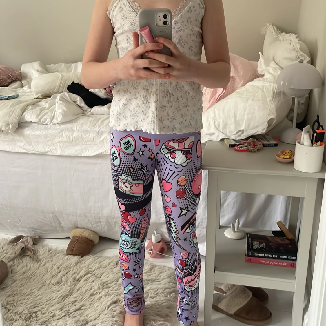 Lila leggings med pop art-mönster från Stronger - 4