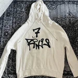 Ariana Grande vit hoodie - Ariana Grande - 2019  grandaritour, INC  Knappt använd så den är i väldigt bra skick.  Storleken bra och rättvis