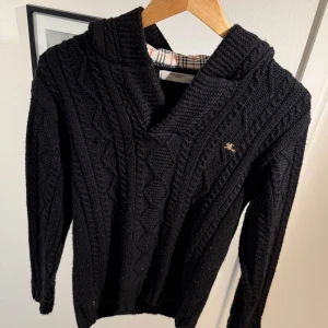 Burberry hoddie - Säljer nu denhär feta burberry hoddien i topp skick. Den är av bomull och i storlek M.  köpt i London. Nypris ligger på ca 7000kr. Mitt pris 1099 eftersom jag vill bli av med den priset kan diskuteras. Bara att höra av er vid funderingar mvh Liam!