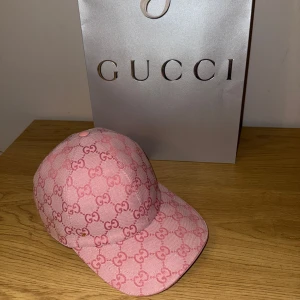Rosa Gucci Keps - Hej! Nu har jag valt att sälja min rosa GG Canvas Baseball Hat i storlek XS på grund av att jag är behov av pengar då jag ska resa utomlands snart och att jag impuls köpte kepsen. Endast testat kepsen hemma och  den aldrig använts utomhus så skicket är som sprillans ny alltså i ny skick inga konstigheter där. Köpt från Guccis hemsida för 5 400 kr och säljs nu av mig för 4 400 kr kvitto finns. Hör av er vid intresse, för fler bilder m.m!