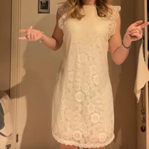 Studentklänning  - Superfin vit spetsklänning med virkade detaljer och korta ärmar. Perfekt till studenten! Aldrig använd!💕