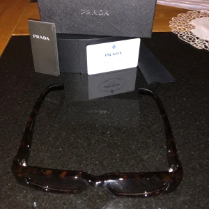Prada solglasögon - Ett bra sköna solglasögon mer box papper och allt. De är helt nya och är perfekta till sommaren. Pris kan diskuteras.