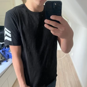 Svart t-shirt från Zadig & Voltaire - Säljer en svart t-shirt från Zadig & Voltaire med vita pilar på ena ärmen. Tillverkad i ett lyxigt material och helt ny!!!!! 