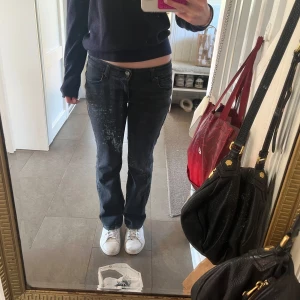 Lågmidjade jeans - Super snygga Lågmidjade jeans från Lee jeans! Jätte bra kvalité och super skönt stretchigt jeans material! I storlek 27/30 och passar som en S. Den är lite kort i benen för mig (därför jag säljer). Jag är 165cm så den skulle nog passa för någon som är runt 160. Nästan aldrig använd så i princip nyskick 💗Köpta för 1250kr på lee.