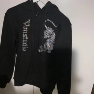 Svart zip hoodie från Von Studio - Svart hoodie med dragkedja från Von Studio. Bra skick, passar xs-s. Använt få gånger, finns tyvärr ingen etikett men den är äkta.