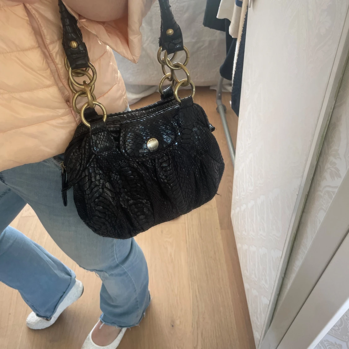 Svart handväska med ormmönster och gulddetaljer - 3
