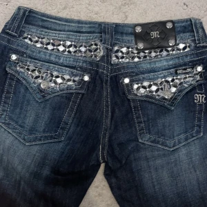 Miss Me jeans!💖 - Säljer ett par helt nya mörkblå jeans från Miss Me med snygga paljett- och broderidetaljer på bakfickorna. Midjemåttet är 39cm rakt över💖 Kontakta för mer info!