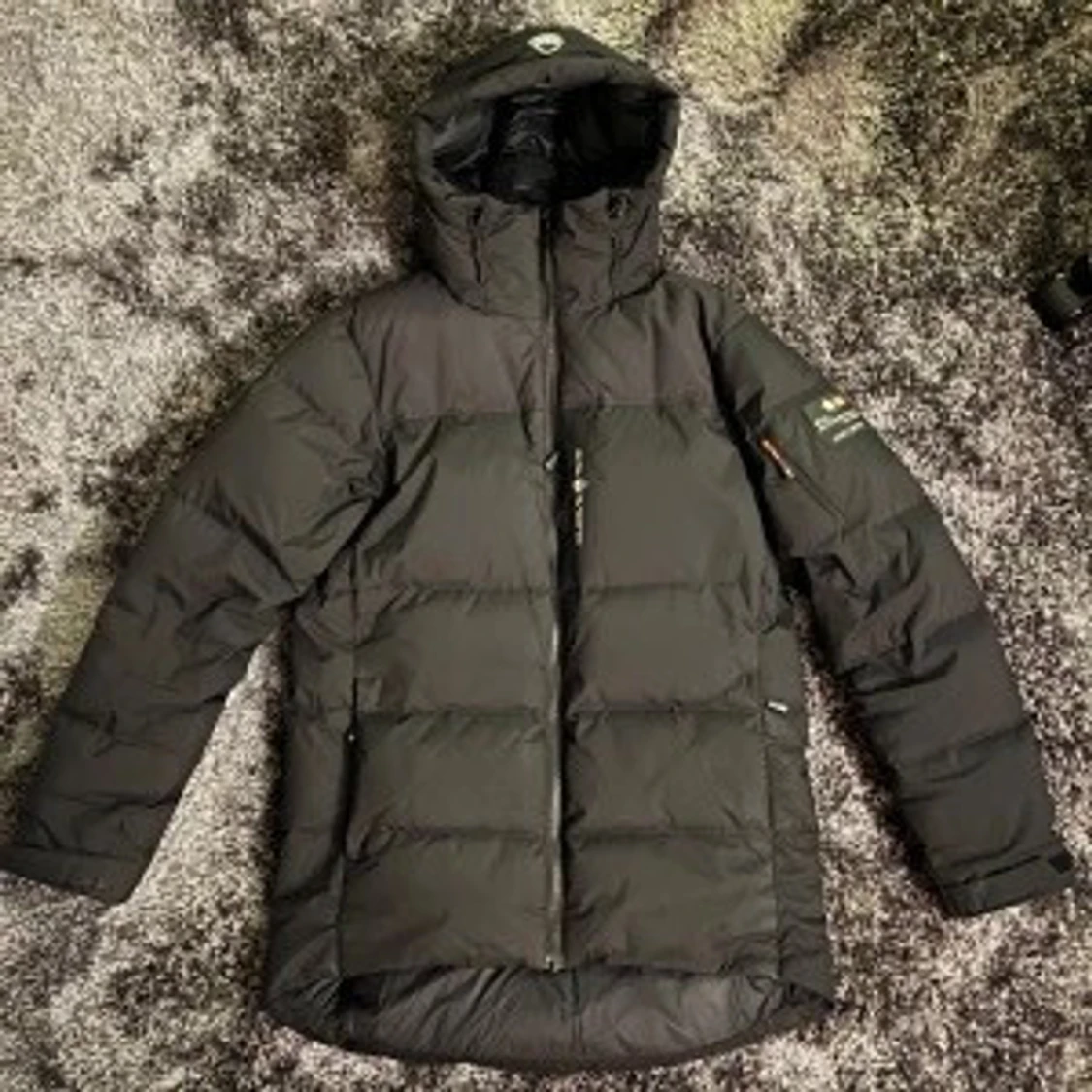 Svart dunjacka med huva från  sail recing 