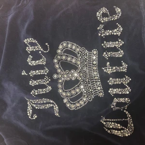 Juicy Couture mörkblå sett  - Mörkblå hoodie i mjuk från Juicy Couture sett , jätte fint men säljs för att den inte används, inga problem med den o köpt för 500kr
