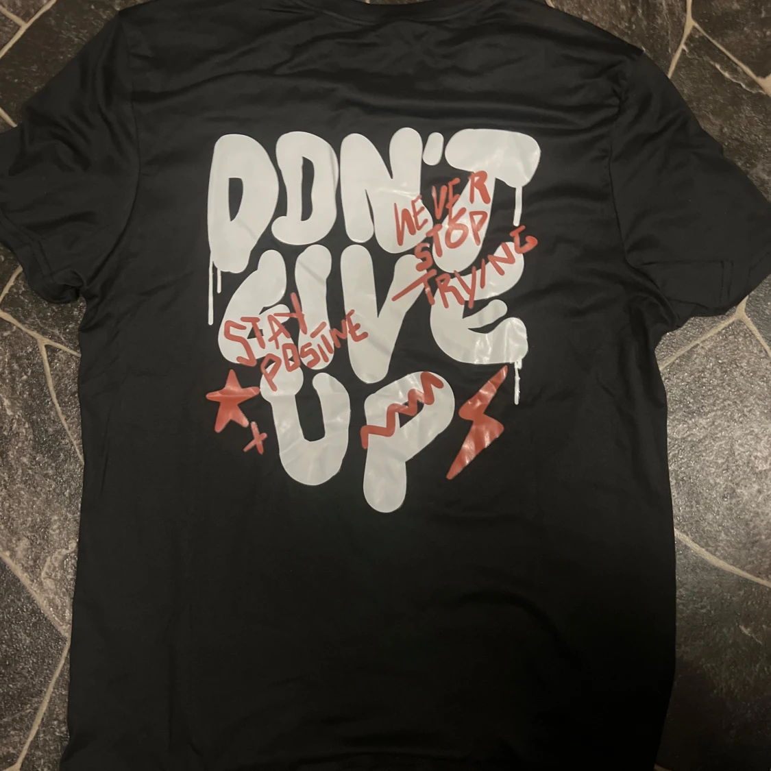 Svart t-shirt med tryck 'Don't Give Up' - 1