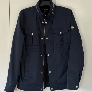 J.lindeberg baily jacket - Säljer nu denna sjukt snygga och trendiga J.Lindeberg baily jackan som nypris ligger på runt 4000 kr. Toppen skick då den är använd väldigt sparsam och storleken är M (jag som haft den är 186 cm lång och väger 81 kg). Tveka inte vid minsta fråga eller fundering.