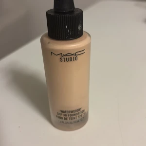 MAC Studio Waterweight Foundation NW15 - MAC Studio Waterweight Foundation i nyansen NW15. Lätt flytande foundation med SPF 30 som ger en naturlig finish. Kommer i glasflaska med pipett för enkel applicering. Perfekt för dig som vill ha en lätt täckning och jämn hudton.