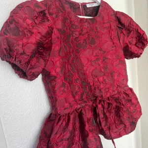 Röd blommig topp från NA-KD - Supersnygg röd topp från NA-KD med puffärmar❤️storlek 36 men mer xxs/xs!