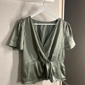 Satinblus - Supersöt, aldrig använd pågrund av att den är för stor för mig