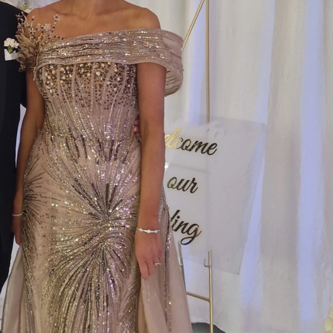 Glittrig guldig, bronsig långklänning med offshoulder - 1