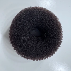 Svart hårdonut - En svart hårdonut i nätmaterial som hjälper dig att skapa snygga och fylliga hårknutar. Perfekt för att få till en jämn och rund form på din uppsättning. Enkel att använda och passar de flesta hårtyper