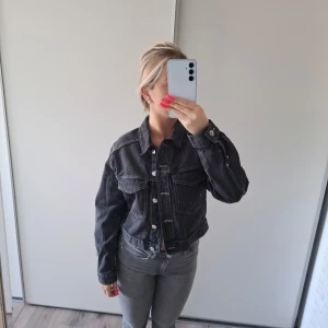 Svart/marin blå jeansjacka - En svart/marinblå jacka super fin från gina