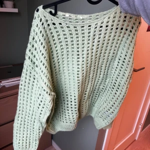 Luftigt stickad tröja  - Luftigt stickad grön tröja med skimmer 🥰 Perfekt på svala sommarkvällar 