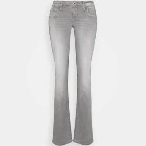 Ljusgrå ltb jeans valarie - Suuupersnygga lowwaist ltb jeans i modellen valarie💕köptes nyligen och aldrig använda💕storlek 24/32 helt slutsålda på hemsidan💕har spärrat upp längst ner då de egentligen var i storlek 24/30 men nu är de mer 24/32💕