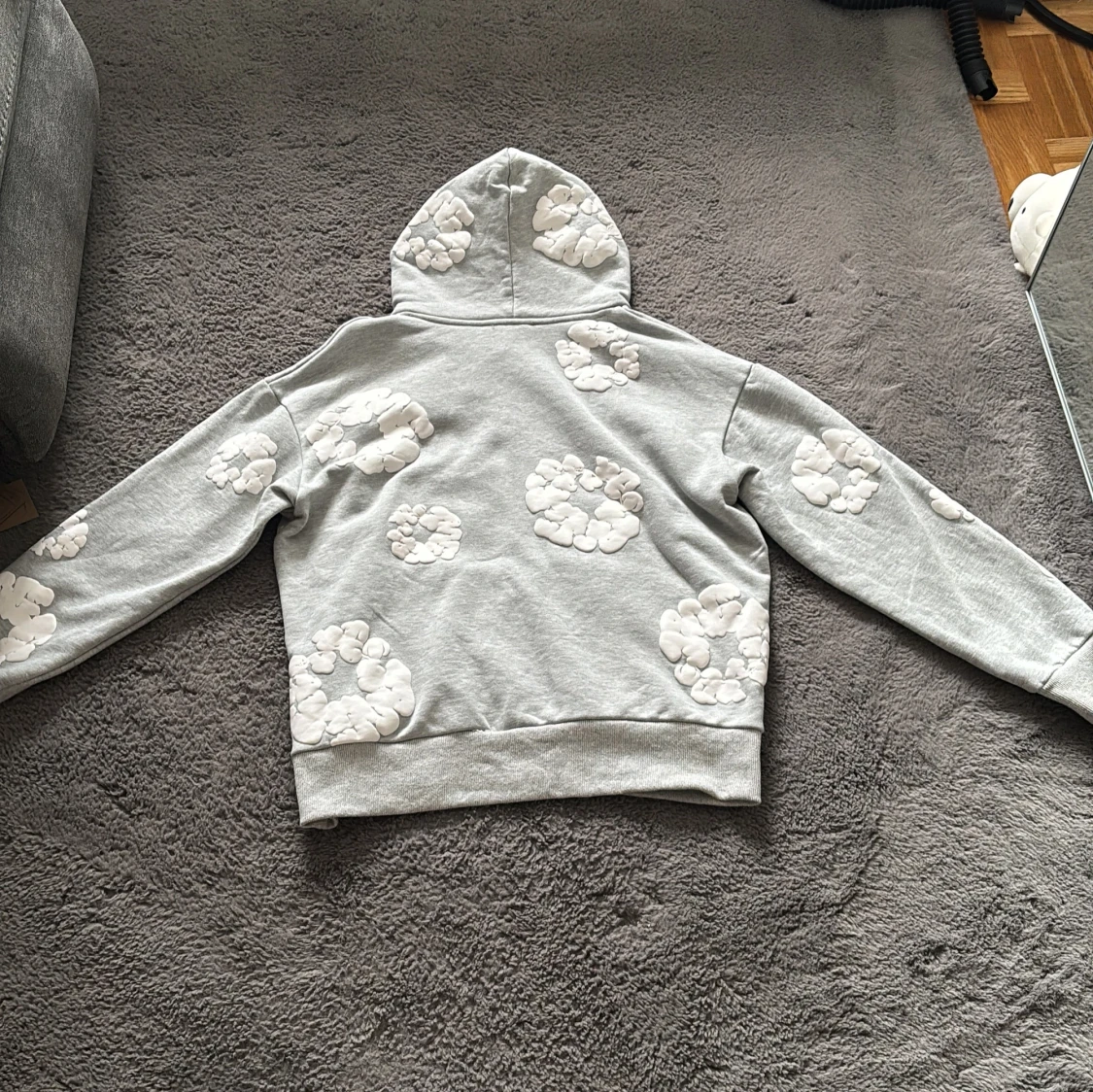 Grå hoodie från Denim Tears med blommor - 1