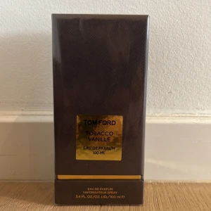 Tom Ford Tobacco Vanille 100ml EdP - Lyxig parfym från Tom Ford, Tobacco Vanille, 100 ml Eau de Parfum. Kommer i en elegant mörkbrun kartong med gulddetaljer. Doften är känd för sina varma, kryddiga och söta toner av tobak och vanilj. Perfekt för dig som gillar exklusiva och djupa dofter.