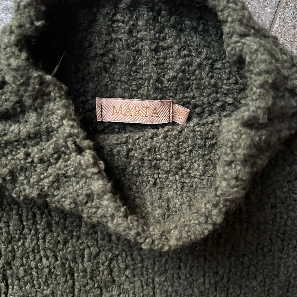 Olivgrön stickad klänning Marta - 1