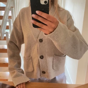 Beige uniqlo kofta  - Sååå fin kofta ifrån uniqlo i storlek S!! Det köptes i höstas och är i bra skick😇🥰 (priset är diskuterbart)