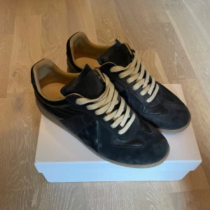 Maison margiela GATS - Säljer nu mina ruggigt sköna Gats från Maison margiela. Utmärkt skick, inga slitningar. 8/10. Box tillkommer. Storlek 45 och de sitter som en vanlig 45a. Färgen är svart/blå. Hör av er vid funderingar! OBS: 1NTE ORG1NAL.