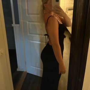 Svart klänning - Svart klänning men öppen rygg, super skön🌸