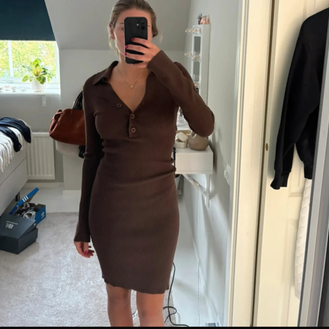 Brun ribbad kortklänning med knappar