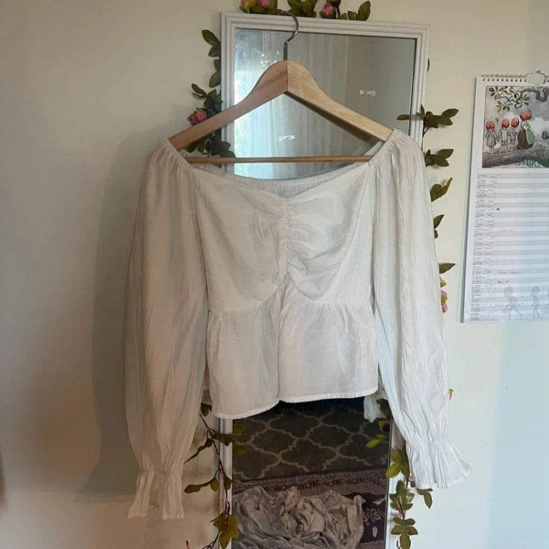 Vit blus med smock och volang
