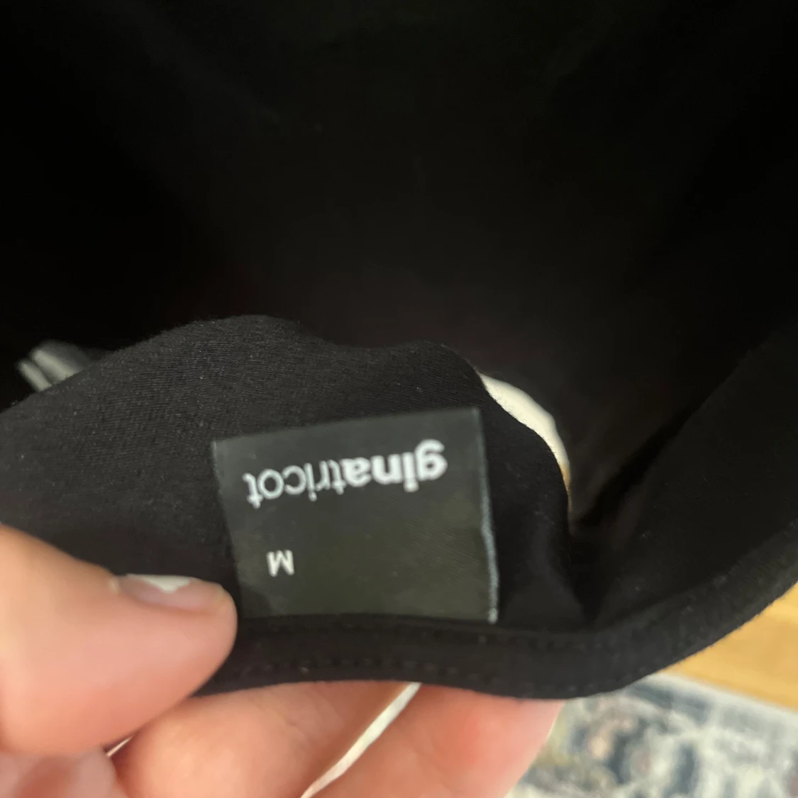 Svart topp med öppen rygg från Gina Tricot - 2