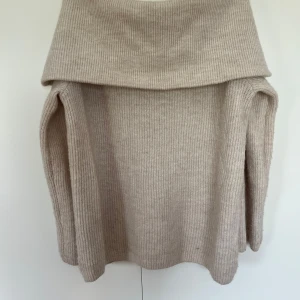 Beige stickad offshoulder tröja - Supermysig beige stickad off shoulder från H&M i storlek S. Tröjan är ribbstickad med långa ärmar och är såå fin att ha till ett par jeansshorts eller en kjol! Jag säljer den för att den är lite för stor för mig och kommer därför aldrig till användning vilket är super synd! Tröjan är i storlek S.