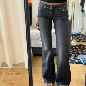 Mörkgrå bootcut jeans från Weekday - Snygga mörkgrå bootcut jeans från Weekday med klassisk femficksdesign och normal passform. Jeansen har låg midja och är tillverkade i mjukt denimtyg med lätt tvättad look. Perfekta för dig som gillar en retroinspirerad stil.