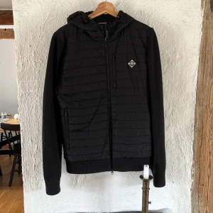 J Lindeberg Cardigan - Säljer nu en asfet cardigan från J Lindeberg💫Den är storlek M vilket är den mest attraktiva storleken😍Perfekt nu till sensommarn/Hösten🤩 Mycket bra skick köptes helt ny!👌Nypris:3999 Vårt pris: 1799!⭐️ Var inte rädd för att ställa fler frågor😊