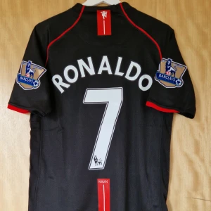Cristiano Ronaldo fotbollströja Manchester United 07-08 - Cristiano Ronaldo Manchester United repIika fotbollströja 07-08. Helt ny med tag. Storlek: Medium
