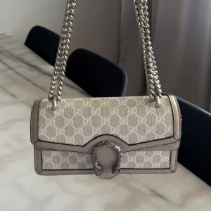 Gucci Väska - Helt ny och oanvänd Gucci väska med silver detaljer, allt på bilderna ingår 💕