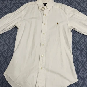 skjorta från polo ralph lauren  - detta är en stillig skjorta från ralph lauren som har varit änvänd väldigt många gånger och har tappat lite färg men man ser det knappast. den har två flälckar som knappt syns som man kan see på bild fyra. nya original priset är 1.795kr. skriv privat om du har några frågor!!