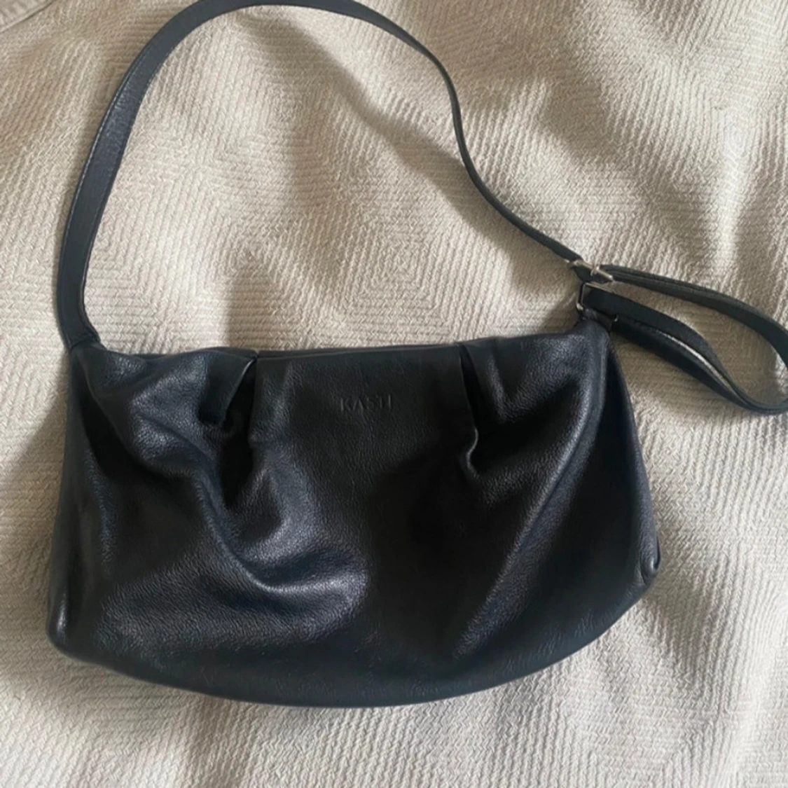 Säljer en svart KASTI väska 