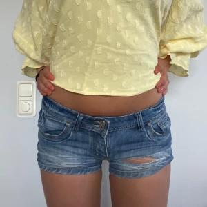 Lågmidjade jeansshorts  - Lågmidjade jeansshorts midjemått: 39x2cm
