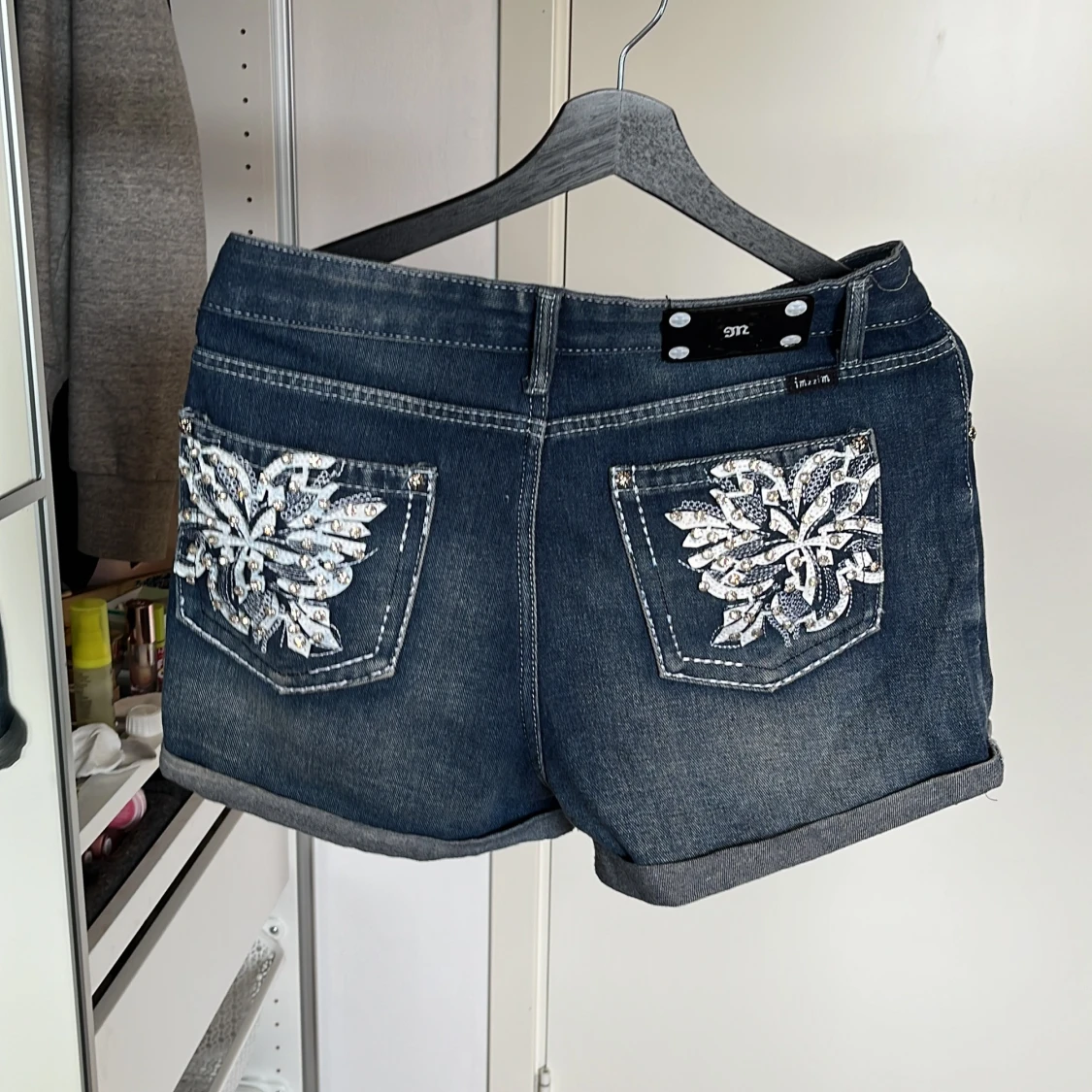 Jeansshorts med broderi och paljetter - 2