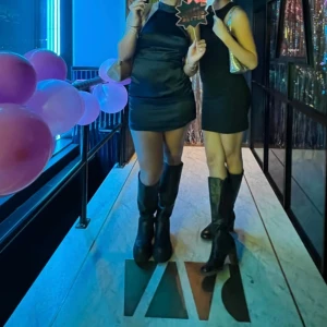 Miniklänning med halterneck - Superfin Miniklänning från BikBok med halterneck och öppen rygg i satin!💕 Sparsamt använd då den är för kort för min smak😊 Storlek S