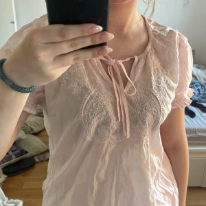 Super fin rosa blus - En ljus rosa sommar blus💕Den är super skön och perfekt till sommaren 🫶🏻 strl: 40 = M ( tror jag 😅)